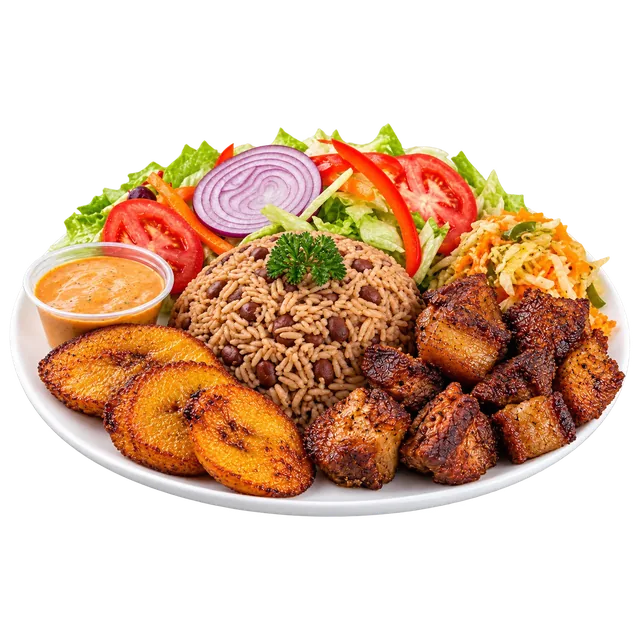 Assiette de griot avec riz collé, plantains et pikliz